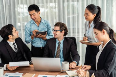 Modern ofis ortamında çalışan çeşitli etnik gruplardan çeşitli iş adamları. Üretken ve çok ırklı ofis çalışanları stratejik ticari pazarlama konusunda tartışmaya giriştiler. Çok titiz.