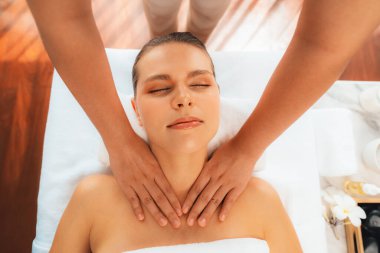 Panorama manzaralı kadın müşteri stres önleyici spa masajından zevk alıyor ve lüks otel veya oteldeki gündüz açık hava ortamında güzellik teniyle eğleniyor. Sessiz.