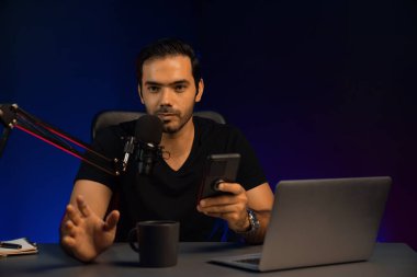 Canlı yayında dinleyiciyle konuşan yayıncı, Mor Neon Işık Stüdyosu 'ndaki yaratıcı pozitif düşünce konseptiyle sosyal medyada akıllı telefondan mesajları kontrol ediyor. Tahmin et..