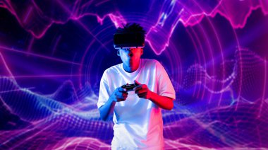 Neon soyut arka planda oyun oynarken elinde joystick tutan ve VR gözlük takan bir genç. Afrikalı adam kontrol etmeyi ve artırılmış gerçeklik teknolojisini kullanmayı seviyor. Yaratıcılık.