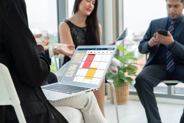 İnternet sitesindeki modish regrition için çevrimiçi aplikasyon rezervasyon takvimi