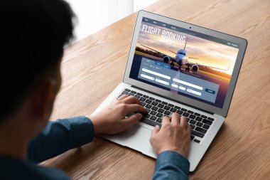 Online uçuş rezervasyon sitesi mod rezervasyon sistemi sağlar. Seyahat teknolojisi kavramı .