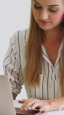 Modern ofiste çalışan sarışın bir iş kadını. İş konsepti.