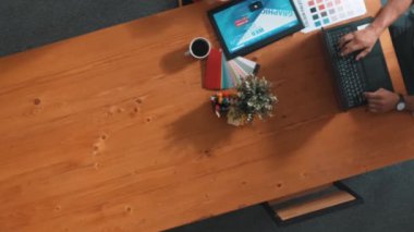 Proje yöneticisinin yürüme ve katılma görüşünün üst görüntüsü dizüstü bilgisayar kullanarak ve renk paletleriyle toplantı masasında otururken. İş adamlarının hava görüşü renkler hakkında konuşuyor. Sempozyum.