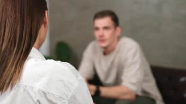 Psikolojik konsültasyon zihinsel problemde iyileşme kaydediyor, genç hasta terapi seansında, psikiyatrist de akıl hastalıkları konusunda tanı koyuyor. Zihinsel tedavi seansı. Düzenle