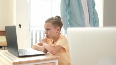 Kafkasyalı öğretmen Asyalı öğrenci kodlama mühendisliğine yardım ederken çeşitli öğrenciler yapay zeka yazılımı kullanıyor. Zeki, mutlu, çekici çocuklar, oturma ve programlama sistemi. Eğitim. Pedagoji.