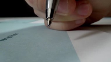 Yakın çekim makro çekim hareketi el geri besleme anket formunu müşteri memnuniyeti için kalemle dolduruyor. Anket formu pazarlama ve kalite değerlendirme kavramı olarak mükemmel derecelendirme geribildirimi alır.