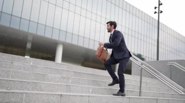 Başarılı bir iş adamı yürürken satışların artmasını kutluyor. Mutlu proje yöneticisi ya da erkek lider başarılı bir projeyle gurur duyuyor, terfi alıyor, iş buluyor. Aşırı sevinç ve mutluluk. Sevinçli..