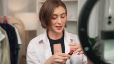 Kadın Etkilenen Vlog video görüntülerini canlı yayınlıyor Makyaj primi sosyal medya veya blog. Kozmetik stüdyosu ışıklandırmalı mutlu genç kız çevrimiçi pazarlama oturumu yayını için..