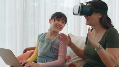 Torun dizüstü bilgisayarı kontrol ediyor. Büyükannem VR ile metaevrene dalıyor. Teknoloji aktivitelerine adapte olan son sınıf öğrencisi yeni nesil çocuklarla iletişim kuruyor. Nesiller arası uçurum aile bağlarını güçlendiriyor. Uyumsuzluk.