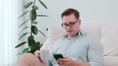 Elinde kahve fincanı olan orta yaşlı bir adam telefon arama verilerini kullanarak kanepeye oturur, çocukları iyi bir baba ya da eğlence olarak yetiştirir. İşadamı teknolojiyi kolaylık için kullanır. Uyumsuzluk.