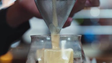 Kapalı el barmeni, bütün malzemelerde süzgeç kullanır. Alkol likörü ve kokteyl bardağında şerbet tadı vardır. Lüks gece klübünde gece hayatı karışımı sergilenen özel bir içecek sunar. Vinosity.