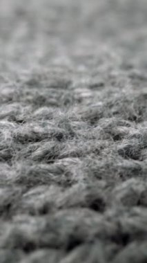 Makro doli çekimde koyun yünü kumaş dokusunun aşırı detaylı görünümü. El işi örgü örmek için akıcı hayvan lifleri. Tekstil soyut arka planı. Kışın moda endüstrisi.
