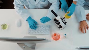 Bilimsel uzmanlığa, laboratuvar ekipmanlarına ve yenilikçi tıbbi biyoteknoloji yazılımına sahip laboratuvar sağlık araştırma ekibi yeni ilaçlar araştırıyor, tedavi geliştiriyor. Ağır çekim. Katı.