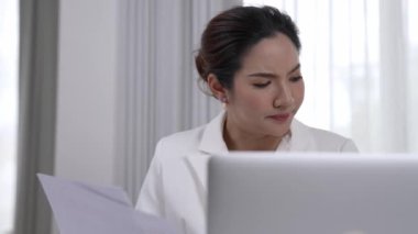 Borç ve ekonomik zorluklardan bunalmış, stresli bir iş kadını telefona sarılıp banka ya da üniversitelerle sözleşme imzaladı. İflas riskiyle birlikte gecikmiş fatura bildirimi. Canlılık