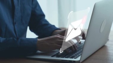 İş adamı e-posta kutusunu kontrol ediyor, daha iyi verimlilik için mesajları düzenliyor ve önceliklerini belirliyor. Etkili iletişim için akıllı e-posta teknikleri öğren. Kullanıcı Kimliği