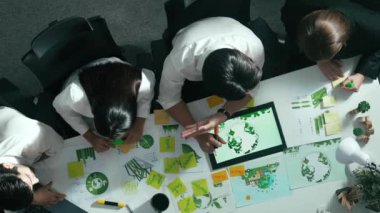 Yönetici yöneticisinin üst görünümü toplantılarda tablet temiz enerji gösterir. İş adamlarının sürdürülebilir çevre yatırımlarını planlamak ve yatırım yapmak için birlikte çalıştıklarına dair havadan bir bakış açısı. Hizalama.