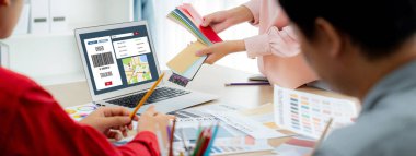 E-ticaret ve canlı çevrimiçi iş için malzeme taşıma ve teslimat izleme sistemi