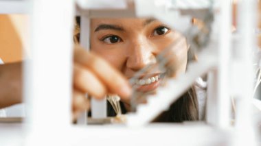 İnşaat çalışmalarını incelerken mimar mühendisin portresi ev modelini inceliyor. Proje yöneticisi ev modelini kontrol ediyor. İş tasarımı konsepti. Yüzüne odaklan. Yönlendirici.