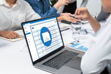 Bilgisayar ekranında canlı gösteren e-posta bildirim iletisi. Dijital pazarlama iletisi bilgi metni iş dünyasından müşteriye