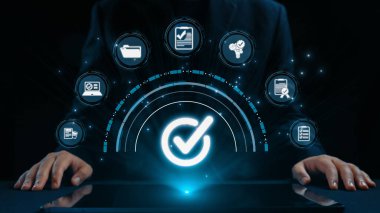 İş adamı, QC ve QA standartlarının karşılandığından emin olmak için katı kalite güvencesi protokolleri uyguluyor. Kalite güvencesi ile sertifikalı ürün mükemmelliğine ulaşmak. Kullanıcı Kimliği