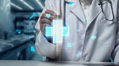 Doktorun elinde tabletle masada otururken laboratuvarda yüzen tıbbi çapraz holograma işaret ederken yakın plan. Pratisyen hekim tedavi için hazırlanırken tıbbi verileri inceliyor. İyileştirici.