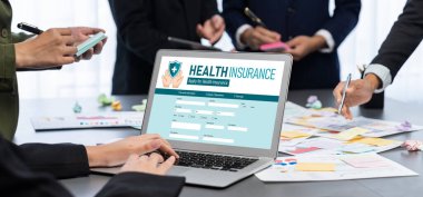 Analizci ekibi yaratıcı ve analitik beyin fırtınası fikri için bilgisayar ekranında BI veri paneli olan yapışkan bir not kullanıyor. Pazarlama stratejisi için finansal veri görselleştirme teknolojisini analiz et. Dahi.