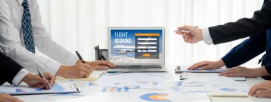 Online uçuş rezervasyon sitesi canlı rezervasyon sistemi sağlar. Seyahat teknolojisi kavramı .