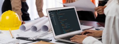 Uygulama ve program kodlaması için bilgisayar ekranında yazılım geliştirme programlama