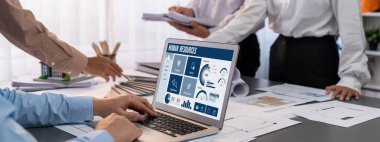 İç mimar tasarımcı grubu, daha kesin tasarım için planlar ve dizüstü bilgisayar ekran mimari yazılımı üzerinde birlikte tartışıyorlar. Modern ev tasarımı ve yenileme. İçgörü