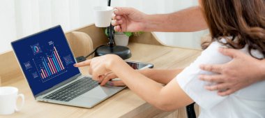 İş veri paneli, pazarlama stratejisi planlaması için iş zekası analizi sunar. Müşteri taleplerini analiz etmek ve iş dünyasının geleceğini önceden görmek için büyük veriler sunulur.