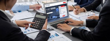 İş zekası ve veri analizi kavramı. Analizci ekibi laptop ekranında finansal veri analizi üzerinde çalışıyor. Etkili iş stratejik planlama için pazarlama göstergesi olarak. İçgörü