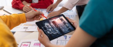 Kaliteli standartları karşılamak için çevrimiçi şirket işleri için uyum sistemi