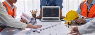 Uygulama ve program kodlaması için bilgisayar ekranında yazılım geliştirme programlama