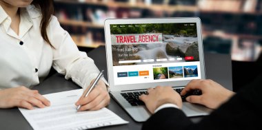 Çevrimiçi seyahat acentesinin hızlı arama ve seyahat planlama web sitesi uçuş, otel ve tur rezervasyonları için anlaşma ve paket sunuyor