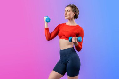 Vücut geliştirme egzersizi olarak izole edilmiş arka planda duran vücut geliştirme egzersizi olarak ağırlık kaldırmak için halterli atletik ve sportif bir kadın. Sağlıklı aktif ve vücut bakımı yaşam tarzı