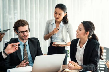 Modern ofis ortamında çalışan çeşitli etnik gruplardan çeşitli iş adamları. Üretken ve çok ırklı ofis çalışanları stratejik ticari pazarlama konusunda tartışmaya giriştiler. Habiliment