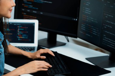 Bilgisayarda kodlama programı veri web sitesi uygulaması ile bilgi yazarken, kot gömlek giyip güvenlik analizi yaparken görüntülenmiş bir IT geliştiricisi görüntüsü. Taktik.