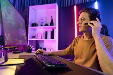 Sunucu kanalı bilgisayar ekranında muptiplayer 'larla Moba' yı oynayan ya da savaş alanında yalnız olan akıllı oyun flaması odaklı. Esport neon dijital ışık odasından canlı yayın yapıyor. Bireysel.