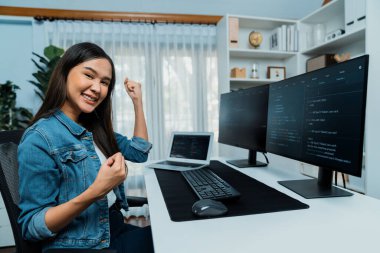 Genç Asyalı bilişim geliştiricisi, güvenlik analizi ekranı çerçevesinde kot gömlek giyen, kodlama programı veri uygulaması ile bilgisayardaki başarılı bilgilerle yumruğunu kaldırıyor. Taktik.