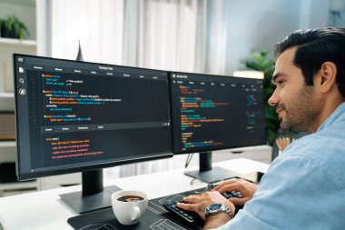Modern ofisteki web sitesinde son güncelleme sürümü için iki pc ekranda akıllı bilişim geliştirici yazılım geliştirme kodlaması üzerinde yoğunlaşmak, virüs yazılım uygulama programı yaratmak. Tahmin et..