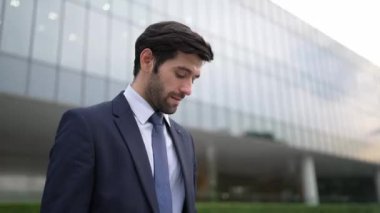 Başarılı bir iş adamı ayakta durarak satışların artmasını kutluyor. Mutlu proje yöneticisi ya da lider başarılı bir projeyle gurur duyuyor, terfi alıyor, telefon tutarken iş buluyor. Sevinçli..