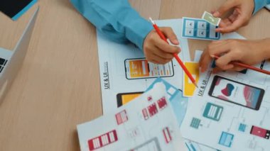 Mobil uygulama ya da web sitesi için kullanıcı arayüzü prototipi planlayan şirket çalışanlarının en iyi görünüm videosu. UX UI tasarımcı beyin fırtınası kullanıcı dostu arayüz planı. Sinerjik