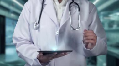 Doktorun tableti tutmasına ve DNA hologramını laboratuvarda bulanık bir şekilde yüzdürmesine yakın durun. Tıp çalışanı genetik bozukluk teşhisi ve DNA örneği hologramını inceliyor. İyileştirici.