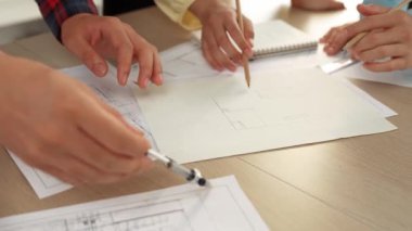 Mimarlar veya akıllı mühendislerin videosu mimari ofisindeki inşaat doğruluğu için taslak üzerinde ölçüm aracı, bölücü ve kalem el yazısı detaylarını kullanır. Eline odaklan. - Yakın çekim. Tanımlama.