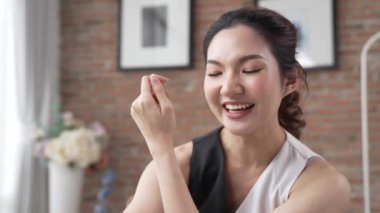 Kadın nüfuzlu kişi sosyal medya ya da blog için canlı yayın yapan video klip eleştirmeni derisini çekiyor. Canlı kozmetik stüdyosu ışıklandırması olan mutlu genç bir kız pazarlama için internet üzerinden yayın yapıyor..