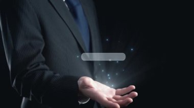 İş adamı, stratejik kararlar için değerli verileri çıkartarak arama motoru araştırması yapıyor. Kapsamlı araştırma ve SEO veri analizi için arama motorları kullanılıyor. Kullanıcı Kimliği