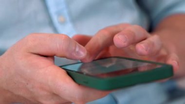 Orta yaşlı bir adam oturma odasındaki koltukta oturur telefon arama verilerini kullanır çocukları iyi bir yetişkin baba ya da eğlence olarak yetiştirir. İşadamı teknolojiyi kolaylık için kullanır. Uyumsuzluk.