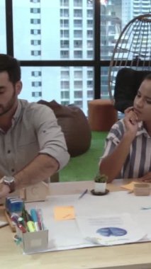 Yaratıcı iş adamları modern işyerindeki ofis masasında sohbet ediyorlar. Şirket uluslararası iş kavramı.