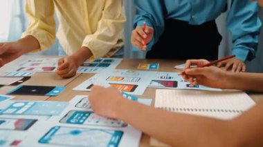 Mobil uygulama ya da web sitesi için kullanıcı arayüzü prototipi planlayan şirket çalışanlarının panorama videosu. UX UI tasarım beyin fırtınası kullanıcı dostu arayüz planı tasarlıyor. Sinerjik
